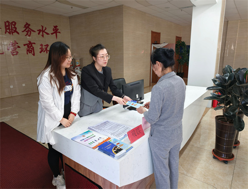 图为：残联及法援工作人员为群众讲解政策.jpg